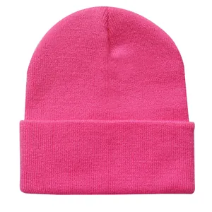 Detail der pinkfarbenen Beanie mit Rippstrick-Textur und breitem Umschlag-Design
