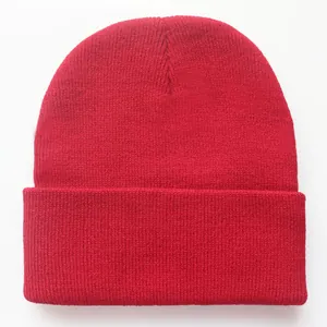 Detailansicht der hellroten Strickmütze mit Rippenmuster und breitem Umschlag am Rand
