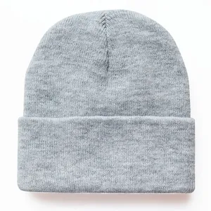 Klassische hellgraue Strickmütze mit Umschlag für Winterwärme und weiche Textur