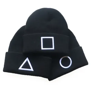 Dreiteiliges schwarzes Strickmützen Set mit weißem geometrischem Stickmuster für Winter