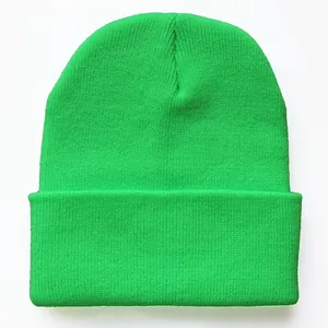 Detailaufnahme der neongrünen Strickmütze mit Rippenmuster und feiner Texturverarbeitung