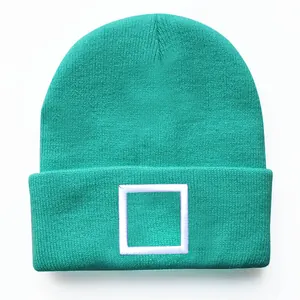 Detailansicht der mintgrünen Rippstrickmütze mit weißem quadratischem Stickmotiv