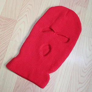 Textura de punto detallada del pasamontañas rojo de 3 agujeros para el exterior