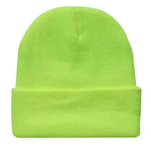 Nahaufnahme der feinen Strickstruktur und des Umschlags der neongrünen Strickmütze