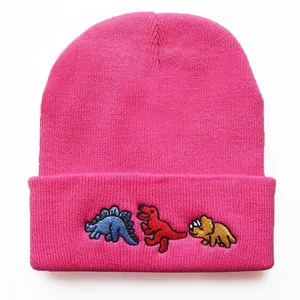 Pinke Strickmütze mit bunten Dino-Stickereien im klassischen Beanie-Stil für Damen