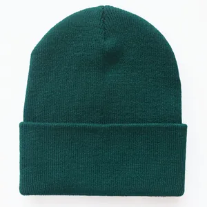 Detailansicht der dunkelgrünen gerippten Strickstruktur dieser warmen Beanie-Mütze