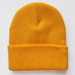 Detailaufnahme der gelben Strickmütze mit feiner Rippstruktur und klassischem Umschlag