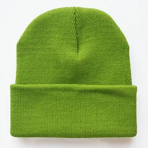 Detailansicht der hellgrünen Beanie mit feiner Rippstrickstruktur und breitem Umschlag