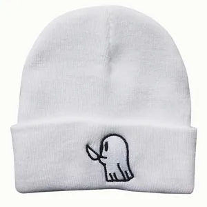 Weiße Strickmütze Beanie mit süßer Geist-Stickerei für Outdoor-Sport und Wärme
