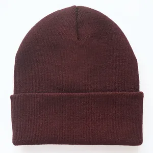 Detail der burgunderroten Rippstrick-Struktur auf einer klassischen Beanie-Mütze