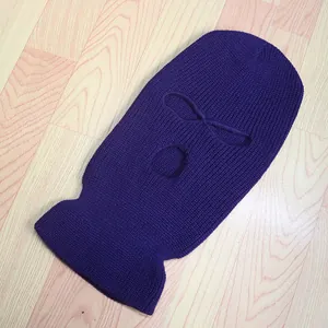 Detalle de pasamontañas de punto morado con 3 agujeros mostrando la textura y protección