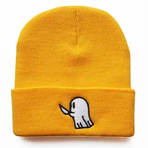 Hellgelbe Strickmütze mit süßer Comic-Geist-Stickerei für Wärme bei Outdoor-Sport