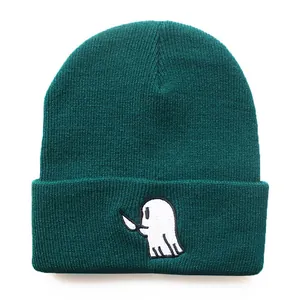 Dunkelgrüne Beanie-Mütze mit süßer Gespenster-Stickerei und Messer für Outdoor-Sport