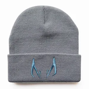 Dunkelgraue Strickmütze mit blauem abstraktem Stickmuster und gerippter Textur für Winter