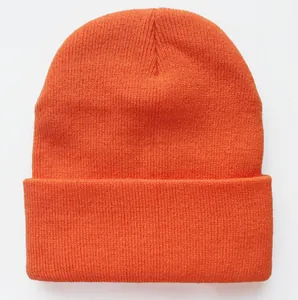 Nahaufnahme der hellorangen Strickmütze mit Umschlag und detaillierter Strickstruktur