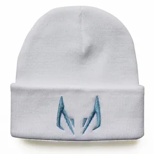Weiße Strickmütze für den Winter mit einer minimalistischen blauen Stickerei am Umschlag