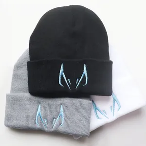 Drei Strickmützen in Schwarz, Grau und Weiß mit hellblauer Logo-Stickerei