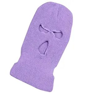 Detalle de pasamontañas de punto lila con 3 agujeros y aberturas reforzadas para ojos y boca