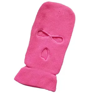 Detalle de pasamontañas de punto rosa fucsia con 3 agujeros y textura de abrigo