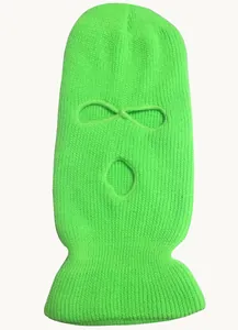Detalle del pasamontañas de punto verde fluorescente de tres agujeros con textura acanalada