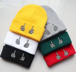 Nahaufnahme gestapelter bunter Strickmützen mit einzigartiger Totenkopf-Finger-Stickerei