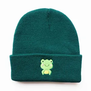 Dunkelgrüne Strickmütze mit süßer Frosch-Stickerei auf dem umgeschlagenen Rand