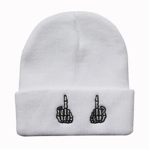 Detail der weißen Strickmütze mit Totenkopf-Handstickerei auf dem Umschlag