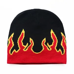 Unisex Strickmütze mit rotem Flammenmuster auf Schwarz für Outdoor-Wärme im Winter