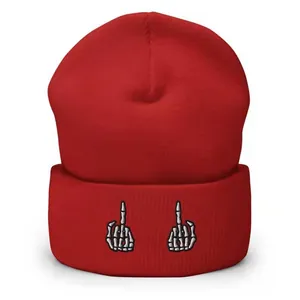 Hip-Hop Strickmütze in leuchtendem Rot mit Skelettfinger-Stickerei auf dem Umschlag