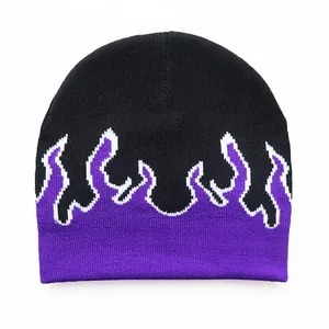 Gestrickte Beanie mit lila Flammenmuster auf schwarzem Grund für warme Winteroutfits