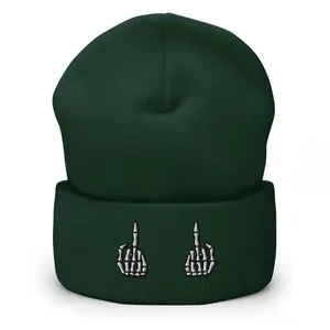Dunkelgrüne Beanie mit Umschlag und weißer Skelett-Mittelfinger-Stickerei auf weißem Grund