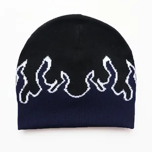 Unisex Strickmütze in Schwarz und Marineblau mit weißem Flammenmuster für den Winter