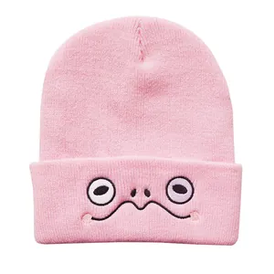 Detailaufnahme der rosa Strickmütze mit niedlicher Cartoon-Augen-Stickerei für Winter