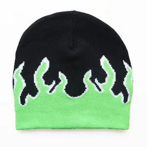 Strickmütze mit auffälligem schwarz-grünem Flammenmuster für einen modernen Street-Style