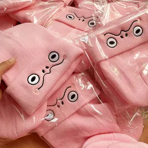 Rosa Strickmützen im Set mit Frosch-Stickerei und weicher, gerippter Materialtextur