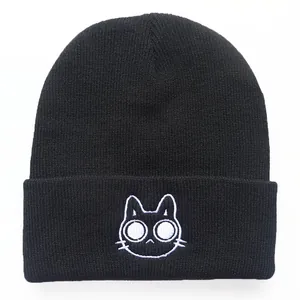 Schwarze Strickmütze mit süßer Cartoon-Katzenstickerei auf dem Umschlagrand