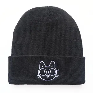 Schwarze Strickmütze mit niedlichem Katzen-Stickmotiv mit großen Augen und Zunge raus