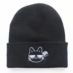 Schwarze Strickmütze mit aufgestickter Cartoon-Katze mit Sonnenbrille und Umschlag