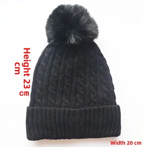 Detailansicht der schwarzen Strickmütze mit Maßen von 23 cm Höhe und 20 cm Breite