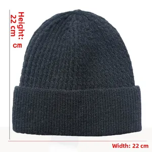 Detaillierte Maße der klassischen Strickmütze mit 22cm Höhe und Breite auf weißem Grund
