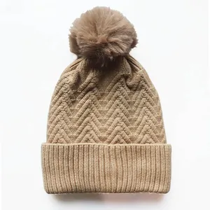 Winterliche Strickmütze in Camel mit Fischgrätmuster, Kunstpelz-Bommel und Umschlag