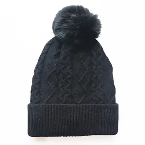 Schwarze Zopfmuster-Strickmütze mit Bommel und dickem Thermofutter für winterliche Wärme