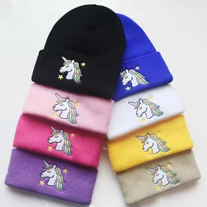 Bunte Strickmützen mit Einhorn-Stickerei für den Winter in verschiedenen hellen Farben