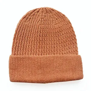 Karamellfarbene Strickmütze mit grobem Zopfmuster und Umschlag für den Winterkomfort
