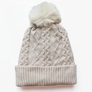 Winter-Strickmütze mit Kunstpelz-Pompon in Cremeweiß mit klassischem Zopfmuster-Design