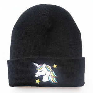Schwarze Strickmütze mit Regenbogen Einhorn Stickerei und goldenen Sternen für Winter