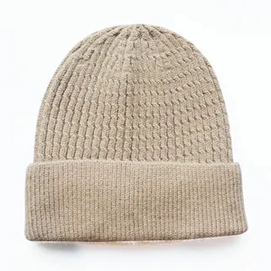 Detailansicht einer khakifarbenen Strickmütze mit klassischem Zopfmuster und Umschlagrand