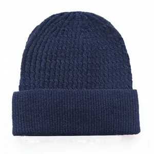 Klassische marineblaue Strickmütze mit Umschlag für Winterwärme und modischen Stil
