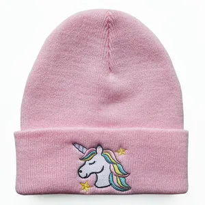 Rosa Strickmütze für Schüler mit süßer Regenbogen-Einhorn-Stickerei und Sternen