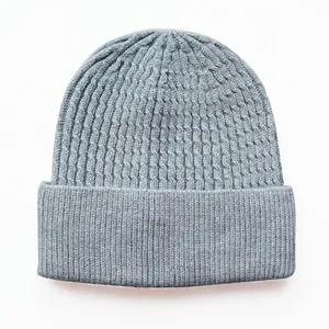 Klassische hellblaue Beanie mit Zopfmuster und Umschlag, weiche Wintermütze für Damen und Herren